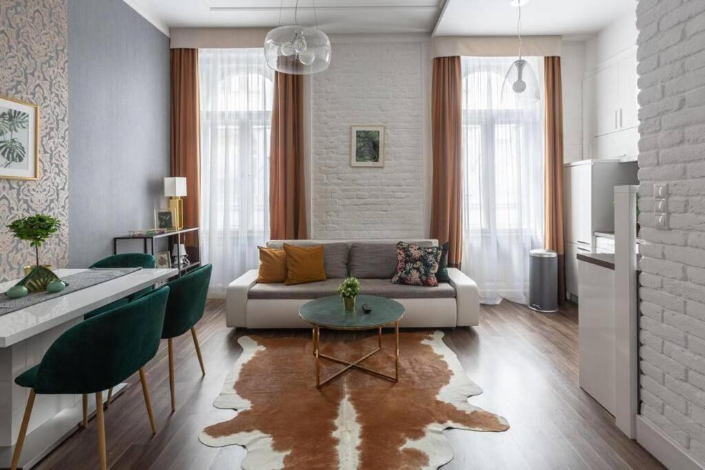 Chic, Captivating Space Budapest Exterior photo