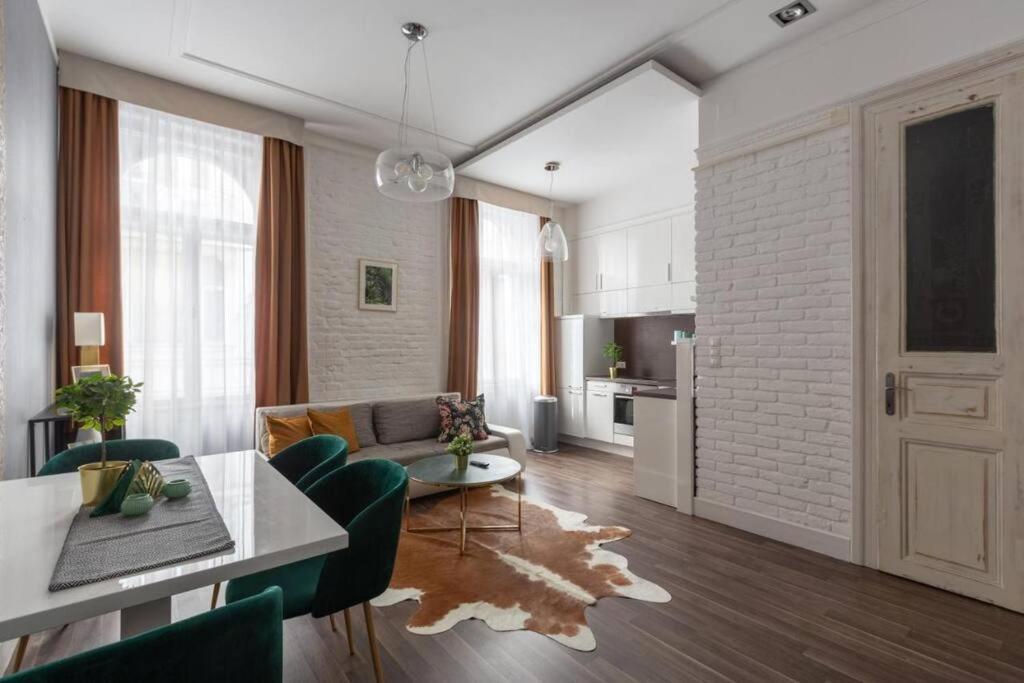Chic, Captivating Space Budapest Exterior photo