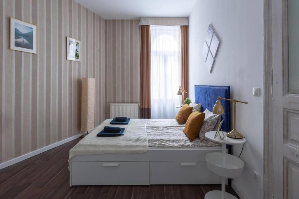 Chic, Captivating Space Budapest Exterior photo