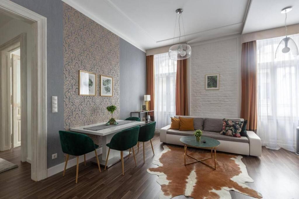 Chic, Captivating Space Budapest Exterior photo