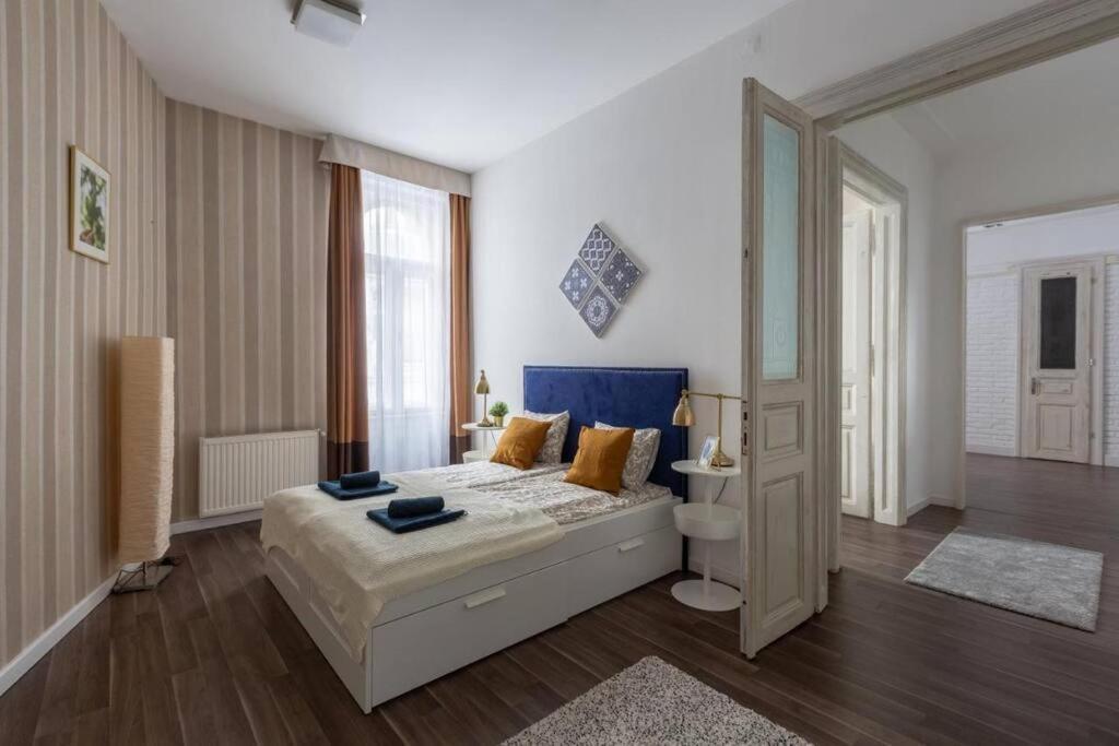 Chic, Captivating Space Budapest Exterior photo